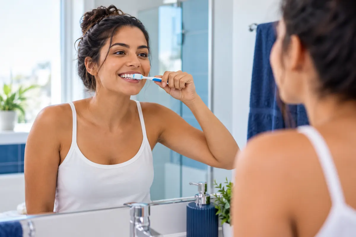 Mulher escovando os dentes